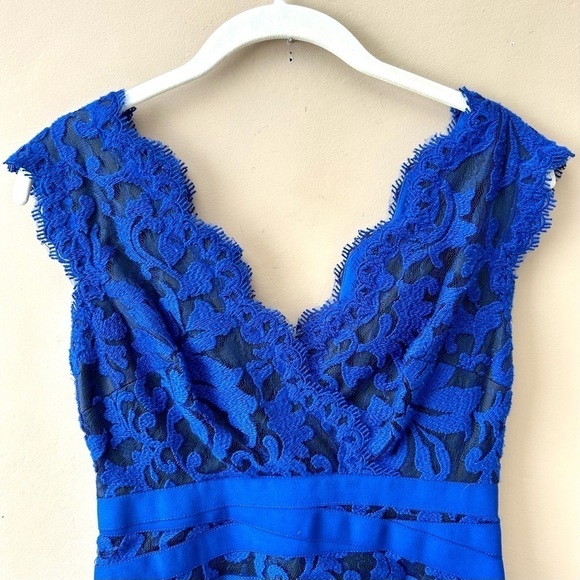 Tadashi Shoji Embroidered Lace Cocktail Sheath Dress in Royal Blue Black Size 2P - Picture 5 of 11